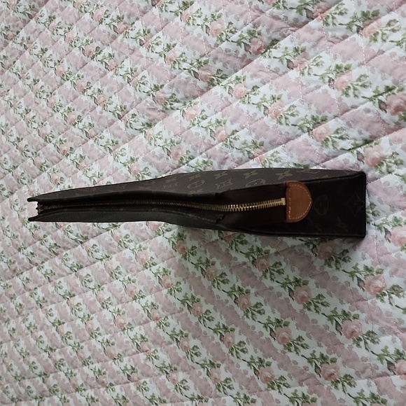 Authentic Louis Vuitton monogram toiletry pouch zipper ( read condition ) - Picture 12 of 13